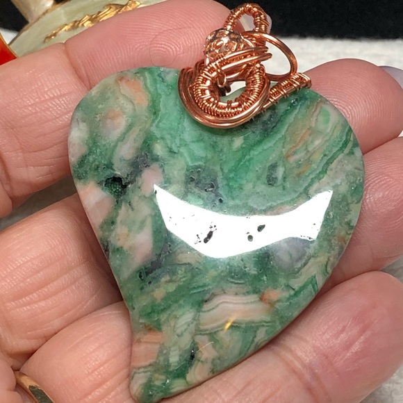 Pretty wire wrapped green heart stone - Picture 6 of 14